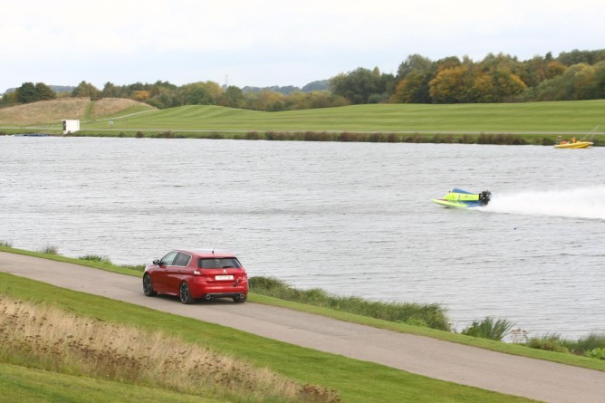 PEUGEOT 308 GTi catches the Powerboat 3515