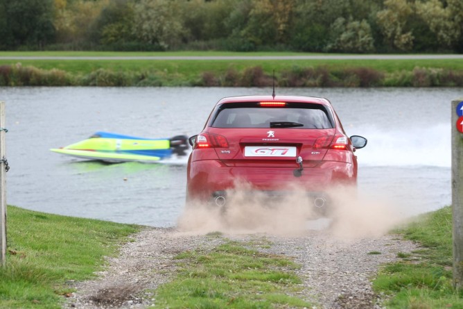 PEUGEOT 308 GTi vs Powerboat 3474